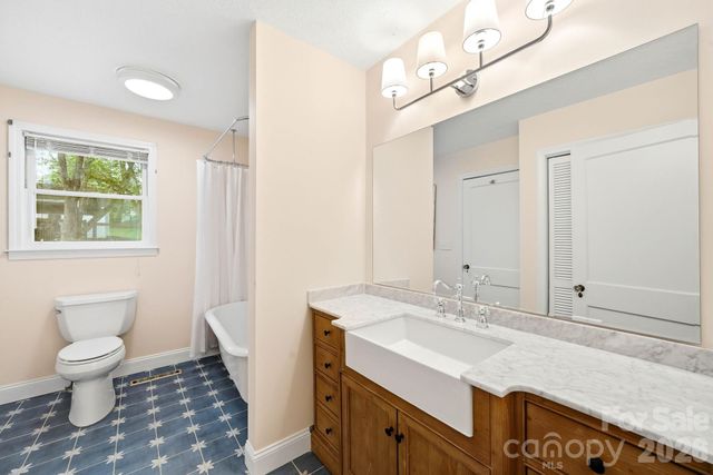 127 Erkwood Drive, Hendersonville, NC 28739