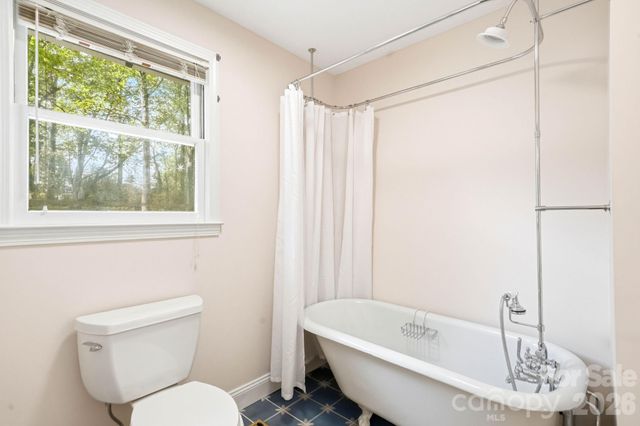 127 Erkwood Drive, Hendersonville, NC 28739