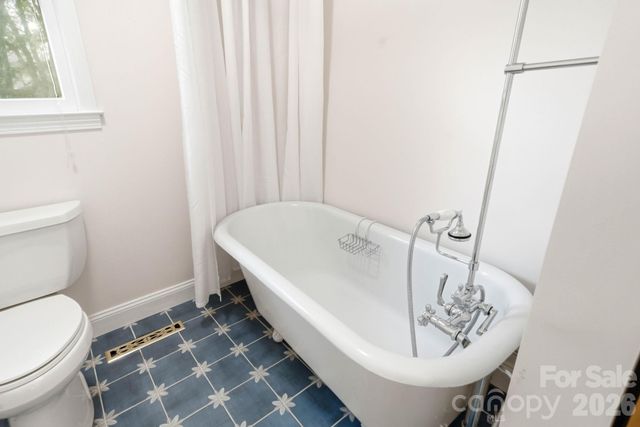 127 Erkwood Drive, Hendersonville, NC 28739