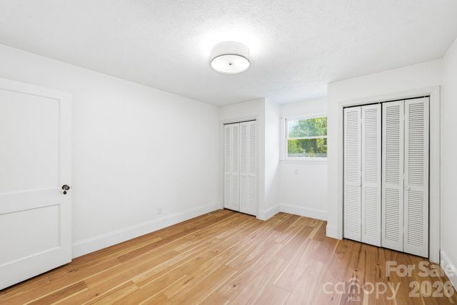 127 Erkwood Drive, Hendersonville, NC 28739
