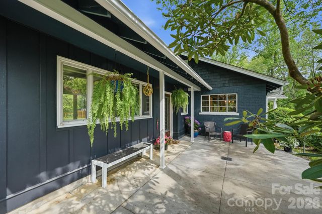 127 Erkwood Drive, Hendersonville, NC 28739