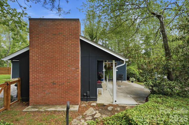 127 Erkwood Drive, Hendersonville, NC 28739