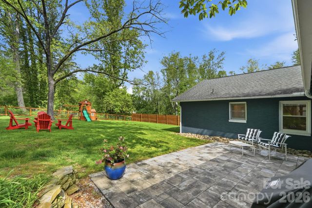 127 Erkwood Drive, Hendersonville, NC 28739