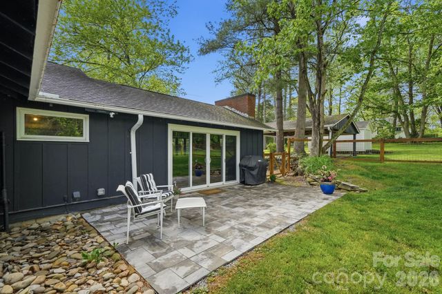 127 Erkwood Drive, Hendersonville, NC 28739
