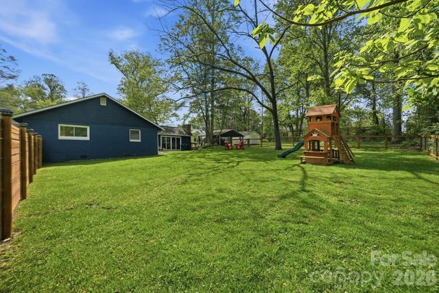 127 Erkwood Drive, Hendersonville, NC 28739