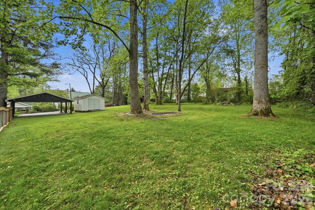127 Erkwood Drive, Hendersonville, NC 28739