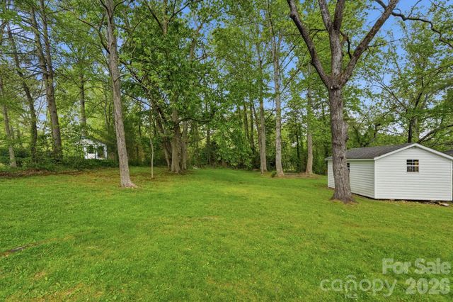 127 Erkwood Drive, Hendersonville, NC 28739