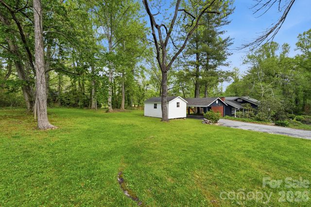 127 Erkwood Drive, Hendersonville, NC 28739