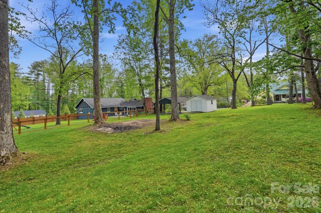 127 Erkwood Drive, Hendersonville, NC 28739