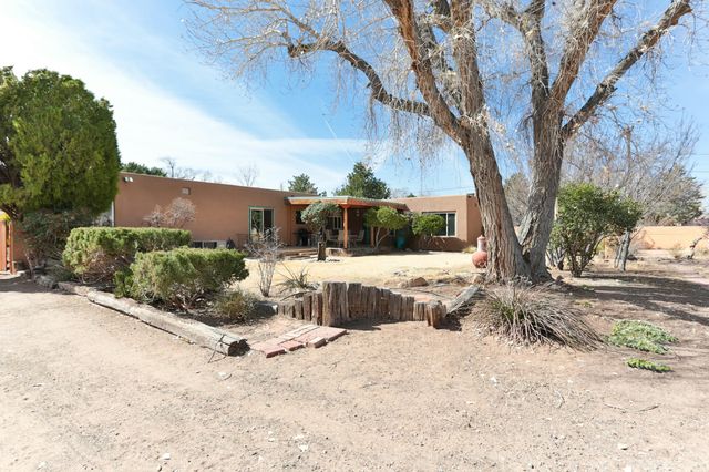 627 FAIRWAY Road NW, Albuquerque, NM 87107