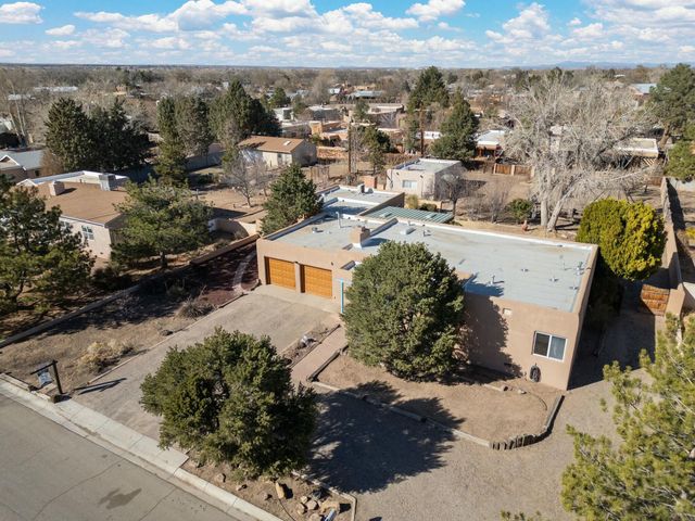 627 FAIRWAY Road NW, Albuquerque, NM 87107