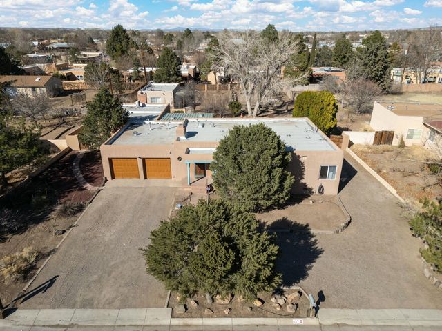 627 FAIRWAY Road NW, Albuquerque, NM 87107