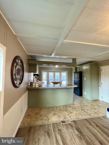 1046 SCHMUCK RD, York, PA 17406