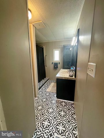 1046 SCHMUCK RD, York, PA 17406