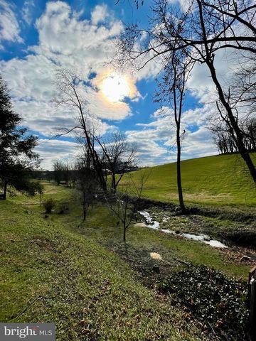 1046 SCHMUCK RD, York, PA 17406