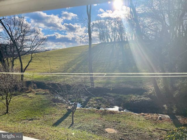 1046 SCHMUCK RD, York, PA 17406