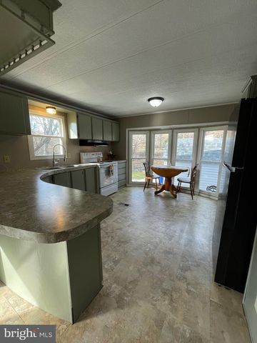 1046 SCHMUCK RD, York, PA 17406