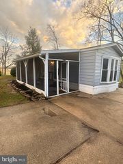 1046 SCHMUCK RD, York, PA 17406