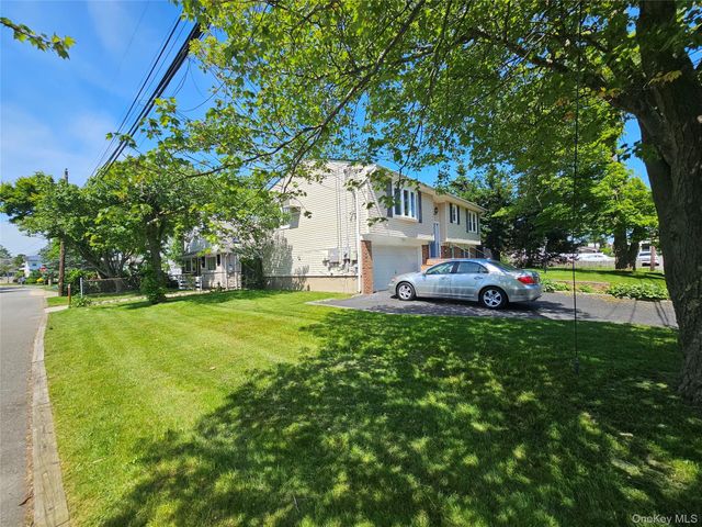 5 Ireland Place, Copiague, NY 11726