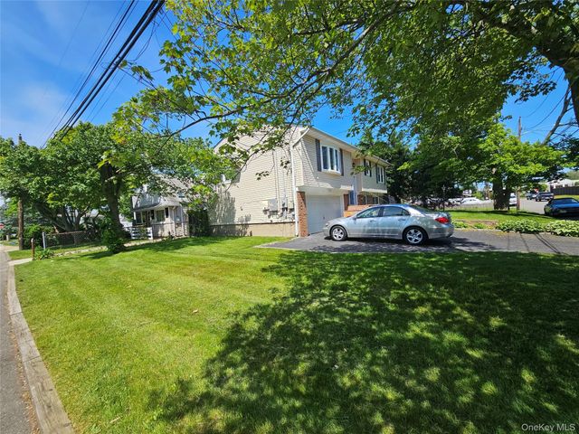 5 Ireland Place, Copiague, NY 11726