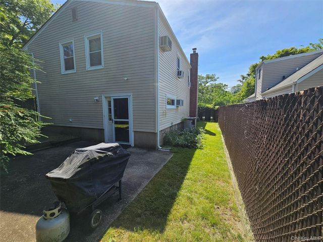 5 Ireland Place, Copiague, NY 11726