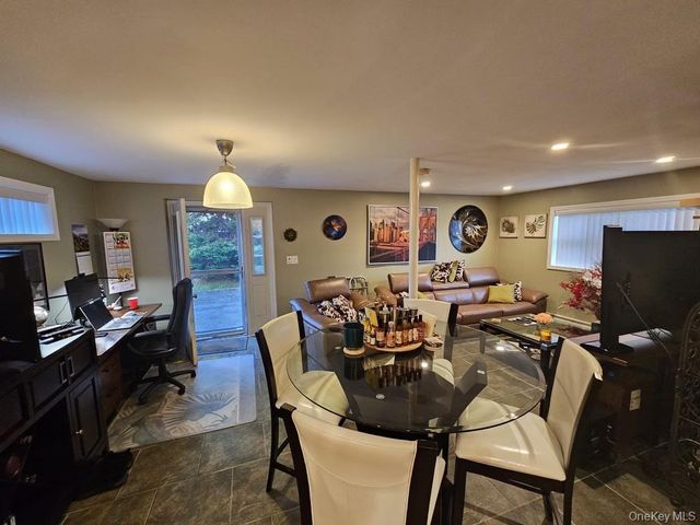 5 Ireland Place, Copiague, NY 11726