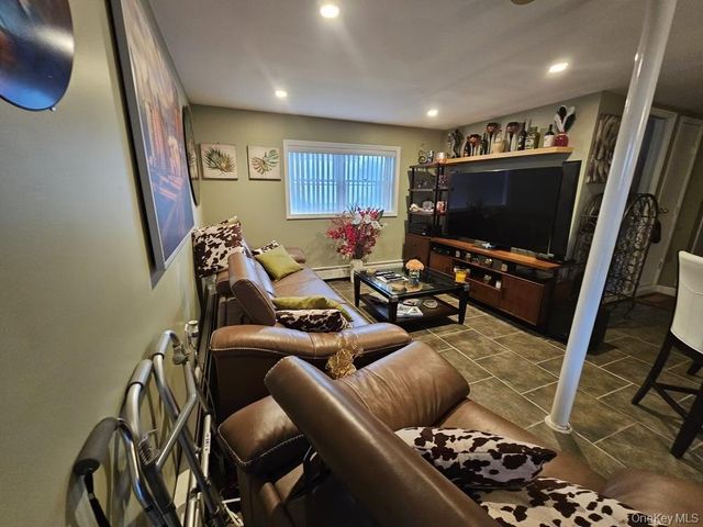 5 Ireland Place, Copiague, NY 11726