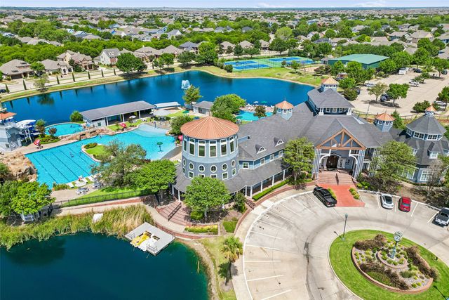 901 Wenk Drive, Aubrey, TX 76227