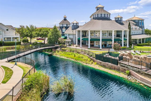 901 Wenk Drive, Aubrey, TX 76227