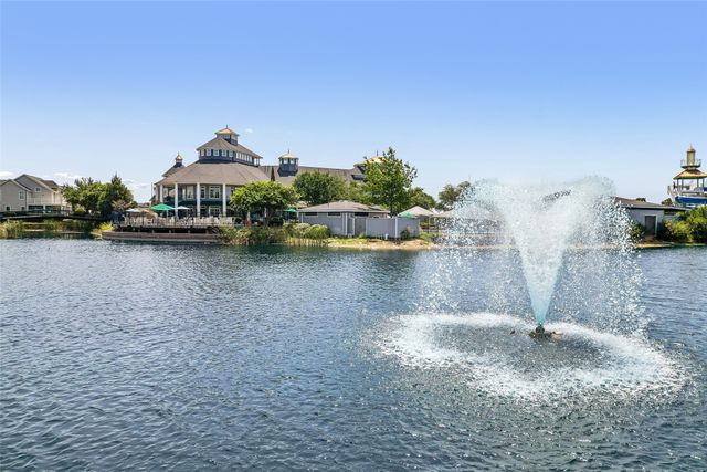 901 Wenk Drive, Aubrey, TX 76227