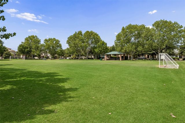 901 Wenk Drive, Aubrey, TX 76227
