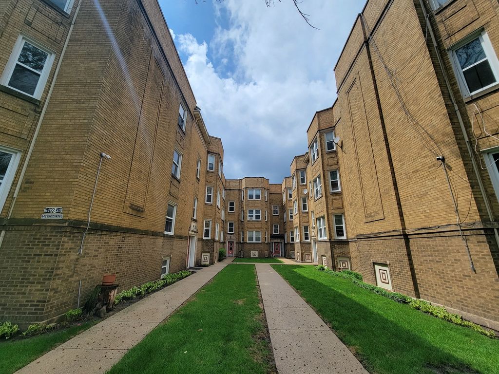 6430 N Richmond Street 2W, Chicago, IL 60645