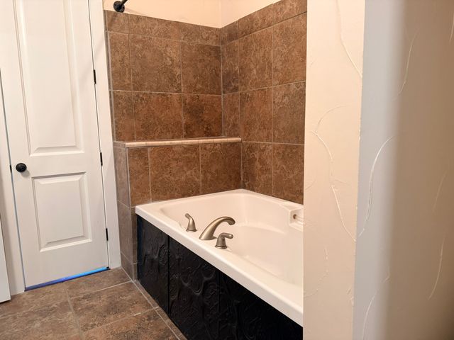 305 Twin Lakes Drive, Waxahachie, TX 75165