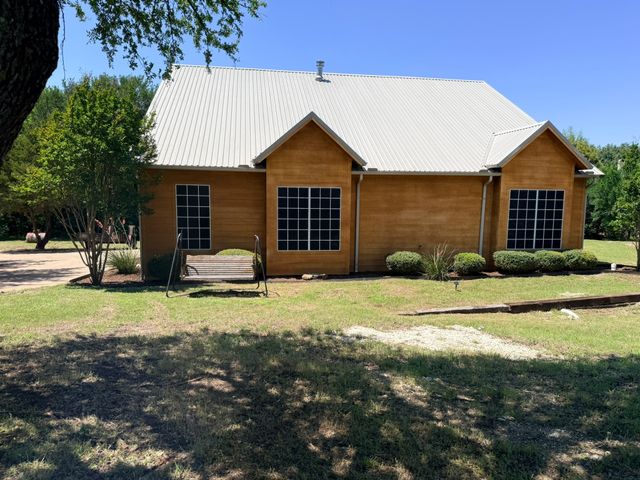 305 Twin Lakes Drive, Waxahachie, TX 75165