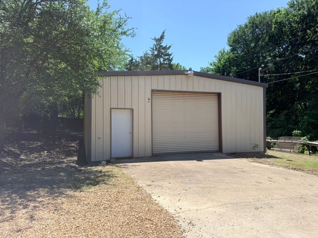 305 Twin Lakes Drive, Waxahachie, TX 75165