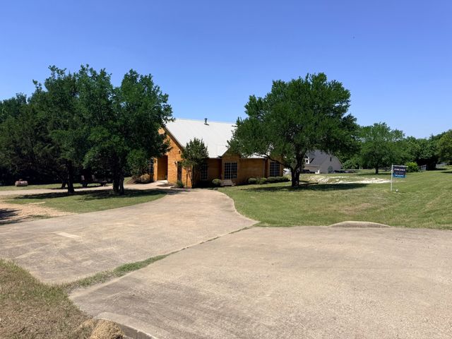 305 Twin Lakes Drive, Waxahachie, TX 75165