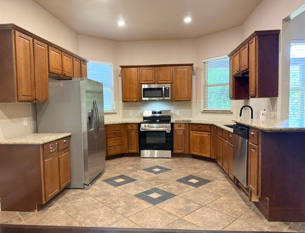 305 Twin Lakes Drive, Waxahachie, TX 75165