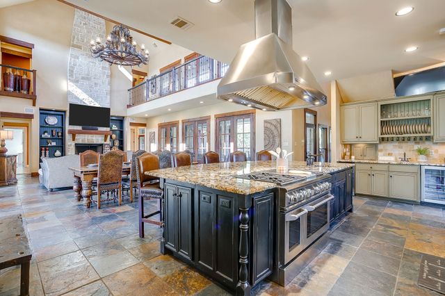 130 Ranchway Drive, Burleson, TX 76028