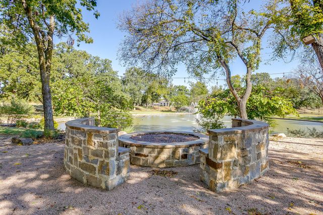 130 Ranchway Drive, Burleson, TX 76028