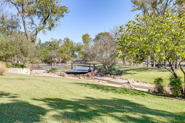 130 Ranchway Drive, Burleson, TX 76028