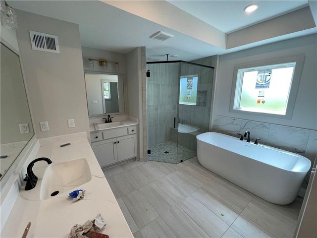 1961 Longview Drive, Liberty, MO 64068