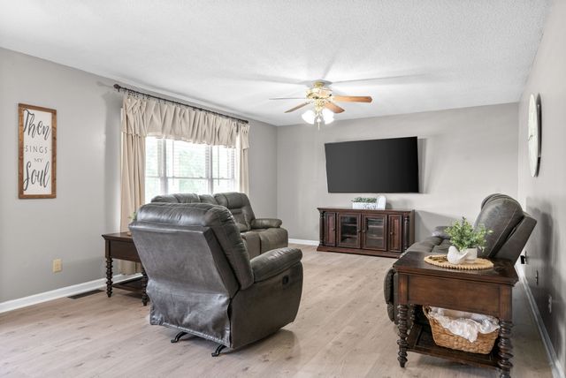 2430 Underwood Rd, Cunningham, TN 37052