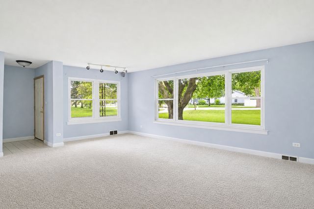 1013 Highmoor Road, Lombard, IL 60148