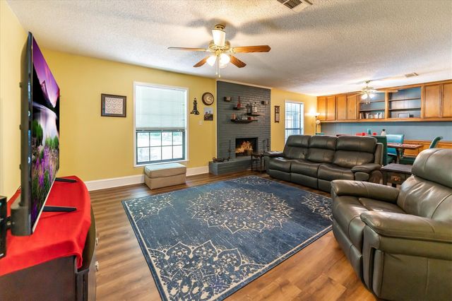 3333 Bent Bough Park, Huntsville, TX 77340