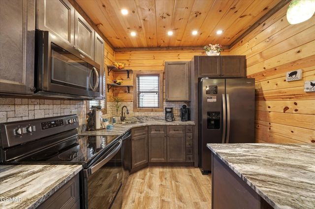 3226 White Falcon Way, Pigeon Forge, TN 37862