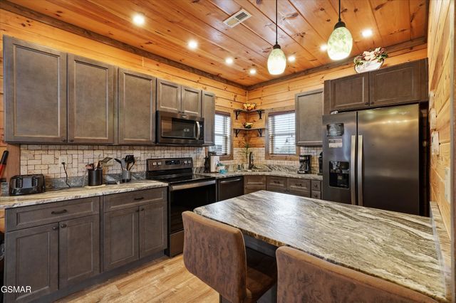 3226 White Falcon Way, Pigeon Forge, TN 37862
