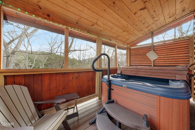 3226 White Falcon Way, Pigeon Forge, TN 37862