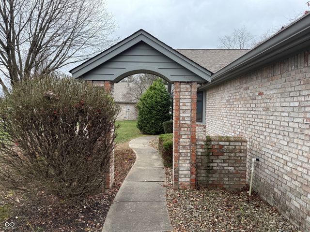 2407 Caramore Circle, Anderson, IN 46011