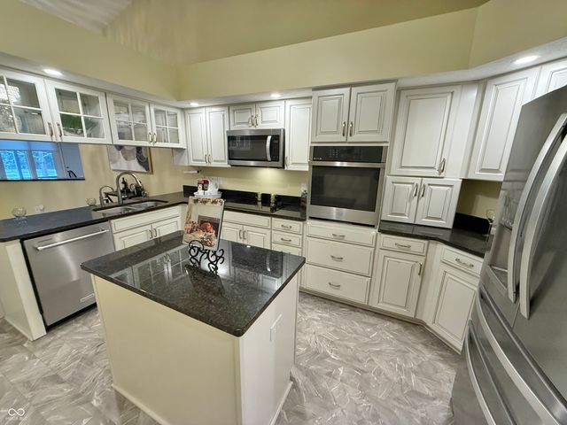 2407 Caramore Circle, Anderson, IN 46011