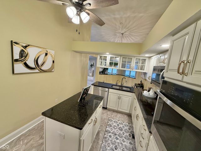 2407 Caramore Circle, Anderson, IN 46011